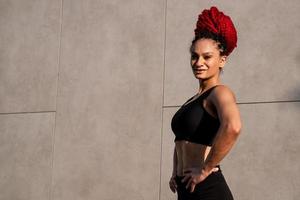 aptitude, portrait de une femme à l'extérieur pour une faire des exercices et formation pour en bonne santé mode de vie et corps bien-être. visage de des sports femelle ou athlète, énergie et Puissance photo