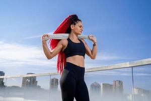 aptitude, portrait de une femme à l'extérieur pour une faire des exercices et formation pour en bonne santé mode de vie et corps bien-être. visage de des sports femelle ou athlète, énergie et Puissance photo