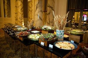 buffet table avec divers salades et collations photo