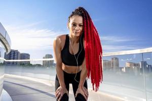 aptitude, portrait de une femme à l'extérieur pour une faire des exercices et formation pour en bonne santé mode de vie et corps bien-être. visage de des sports femelle ou athlète, énergie et Puissance photo