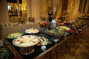 buffet table avec divers salades et collations photo