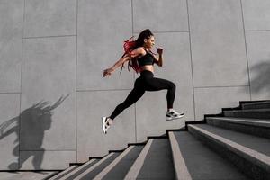 en forme Jeune femme sauter et fonctionnement photo