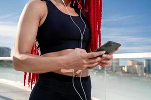 des sports femelle avec téléphone intelligent pour progrès, performance et la communication pour une en bonne santé mode de vie