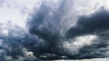 le ciel sombre avec de gros nuages convergeant et une violente tempête avant la pluie. ciel et environnement mauvais ou de mauvaise humeur. émissions de dioxyde de carbone, effet de serre, réchauffement climatique, changement climatique photo