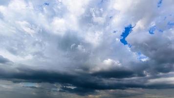 le ciel sombre avec de gros nuages convergeant et une violente tempête avant la pluie. ciel et environnement mauvais ou de mauvaise humeur. émissions de dioxyde de carbone, effet de serre, réchauffement climatique, changement climatique photo