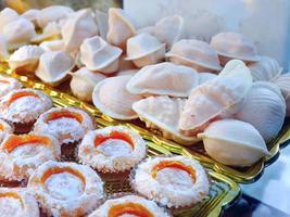 sélectif concentrer de traditionnel Portugais Oeuf Jaune d'œuf bonbons Nom ovos taupes de aveiro, sucré collation, sur or Couleur plateau, vente dans le Pâtisserie boutique, le Portugal photo