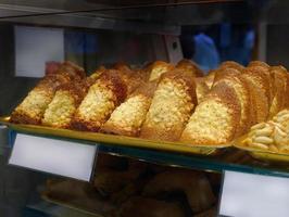 local traditionnel amande carrelage, amande zona, croquant biscuits, caractéristique nervuré forme, tejas de almendra sur plateau pour vente dans Madrid Pâtisserie magasin photo