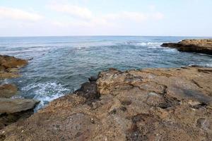 rivage rocheux de la mer méditerranée dans le nord d'israël. photo