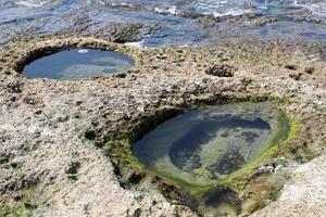 rivage rocheux de la mer méditerranée dans le nord d'israël. photo