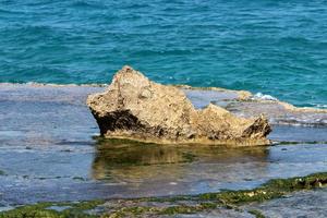 rivage rocheux de la mer méditerranée dans le nord d'israël. photo