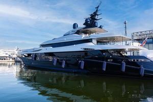 une luxe yacht amarré dans une port de mer photo