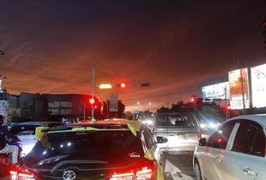 Indonésie, yogyakarta janvier dix, 2023, une circulation confiture cette eu lieu à une rouge lumière intersection photo