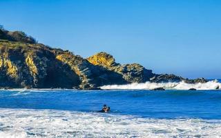 puerto escondido oaxaca Mexique 2023 surfeur surfant sur planche de surf sur haute vagues dans puerto escondido Mexique. photo