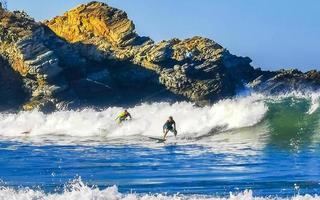 puerto escondido oaxaca Mexique 2023 surfeur surfant sur planche de surf sur haute vagues dans puerto escondido Mexique. photo