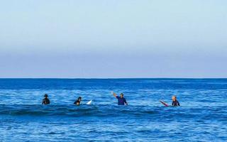 puerto escondido oaxaca Mexique 2023 surfeur surfant sur planche de surf sur haute vagues dans puerto escondido Mexique. photo