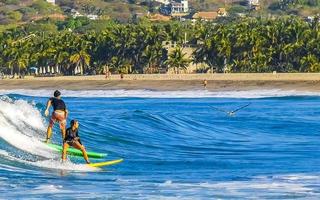 puerto escondido oaxaca Mexique 2023 surfeur surfant sur planche de surf sur haute vagues dans puerto escondido Mexique. photo