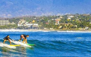 puerto escondido oaxaca Mexique 2023 surfeur surfant sur planche de surf sur haute vagues dans puerto escondido Mexique. photo