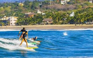 puerto escondido oaxaca Mexique 2023 surfeur surfant sur planche de surf sur haute vagues dans puerto escondido Mexique. photo