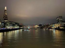le rivière Tamise à nuit avec réflexion photo