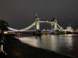 la tour pont dans Londres à nuit photo