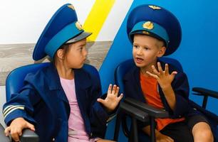 content des gamins en jouant avion. portrait de les enfants photo