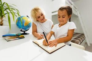 portrait de grand-mère et petite fille Faire devoirs photo