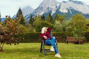 fille séance dans une fainéant dans le montagnes photo