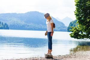 Jeune fille séance près par magnifique Lac . original fond d'écran de été Matin photo