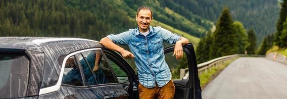 une homme près le voiture dans le montagnes photo