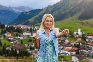 Jeune magnifique femme en portant une bouquet de clés photo