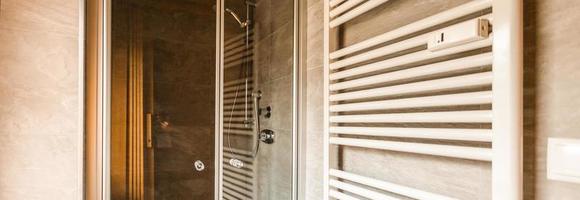 brillant Nouveau salle de bains intérieur avec verre marcher dans douche avec gris tuile entourer, marron vanité cabinet surmonté avec blanc compteur et jumelé avec mosaïque tuile dosseret photo