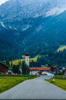 village route dans le montagnes, Alpes photo