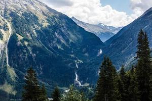 Vue panoramique du magnifique paysage de montagne dans les Alpes bavaroises avec le village de Berchtesgaden et le massif du Watzmann en arrière-plan au lever du soleil, le parc national de Berchtesgadener Land, Bavière, Allemagne photo