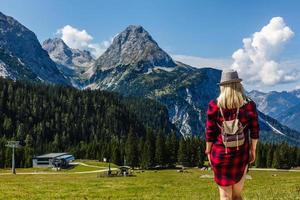 Jeune magnifique fille voyageur , montagnes Alpes arrière-plan, photo