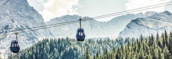 deux cabines de le téléphérique et skieurs sur le pente de le Montagne chopok Sud côté sur une ensoleillé journée dans le ski photo