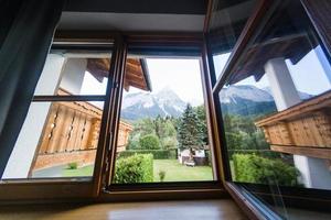 fenêtre de alpin chalet, Tyrol, L'Autriche. vue de à l'intérieur. photo