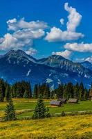 village dans le européen Alpes photo