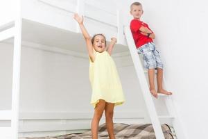 portrait de les enfants en jouant avec jouets dans couchette lit photo