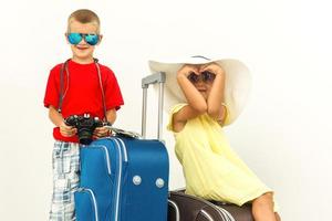 élégant famille de touristes porter les valises isolé sur blanc, Voyage concept photo