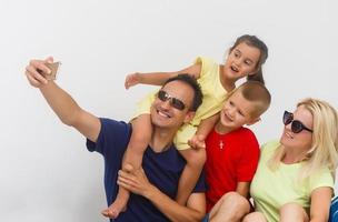 content famille avec bagage sont prêt à Voyage. isolé sur blanc Contexte. photo