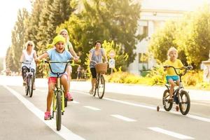 famille sur cycle balade dans campagne photo