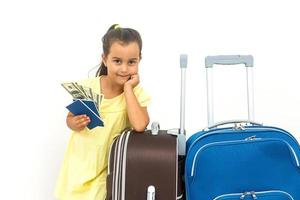 content enfant voyageur montrant passeport avec bagages isolé sur blanc arrière-plan, Voyage et vacances concept photo