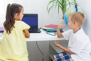 covid-19 coronavirus et apprentissage de maison, Accueil école enfant concept. peu les enfants étude en ligne apprentissage de Accueil avec portable. quarantaine et social distanciation concept. photo