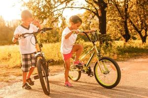 portrait de deux peu cyclistes équitation leur vélos photo