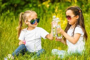 étreindre dans l'amour en jouant dans le parc photo