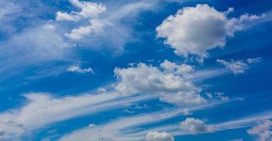 ciel bleu et nuages blancs photo