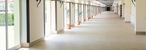 long couloir vide dans l'immeuble de bureaux moderne. photo