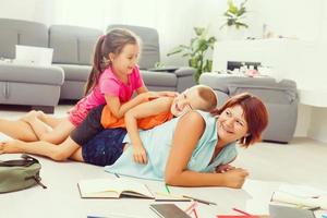 mère et les enfants Faire devoirs sur le sol photo