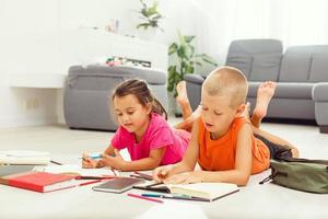 deux mignonne les enfants dessine sur sol à Accueil photo