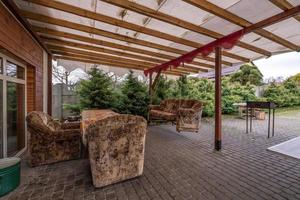 intérieur de salle véranda ou belvédère dans en bois village vacances Accueil avec jardin chaises photo